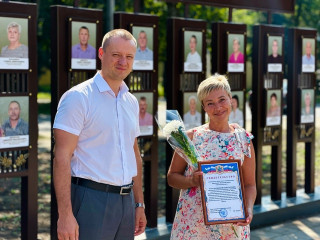 вручение свидетельства о занесении на Доску почета Юлии Сергеевны Парфеновой - фото - 1