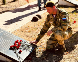 на Поле Памяти г. Ярцево жители и гости города возложили цветы и венки на могилы советских солдат - фото - 1