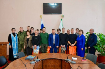 в администрации Ярцевского района состоялись торжественные проводы в ряды Вооруженных сил РФ - фото - 1