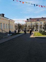 первый апрельский субботник на общественной территории возле Дворца культуры состоялся - фото - 1